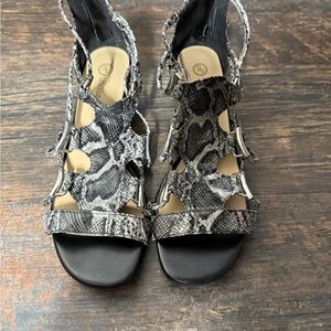 Bella‎ Vita Black and Gray Snake Print Sandals